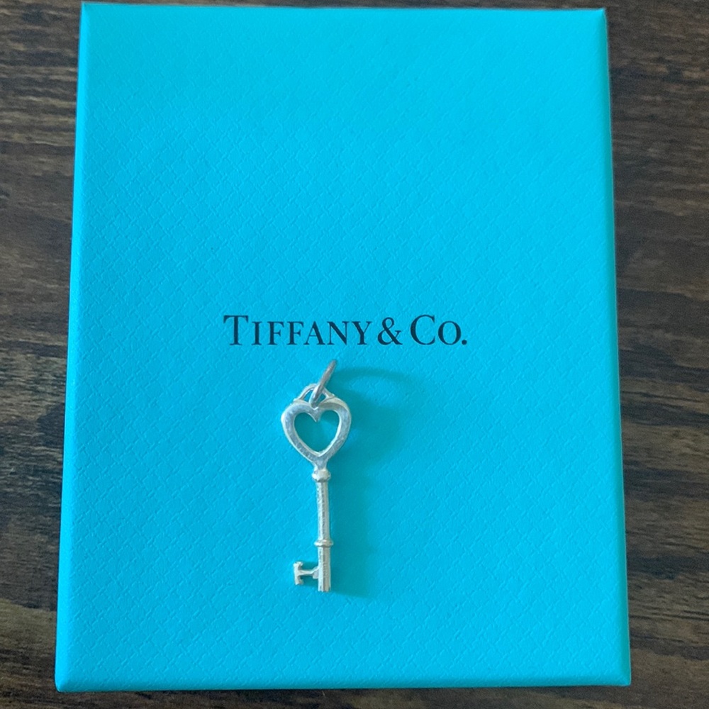 Tiffany & Co Sterling Silver Heart Key Pendant. 🪺
